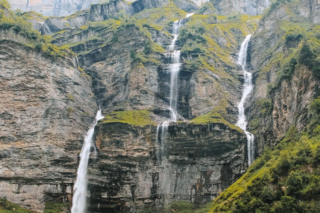 Hürde für Kreativität: eingefahrenen Denkbahnen, wie Wasserläufe im Fels