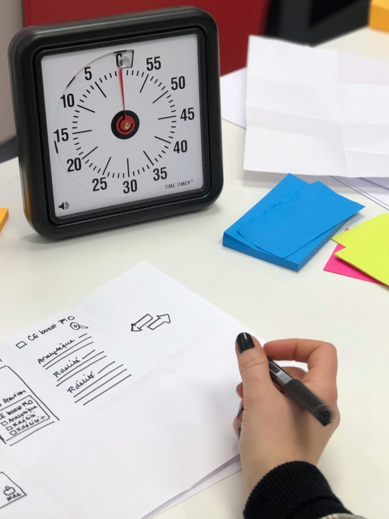 Time Timer mit blauen Post-its und Notizzetteln